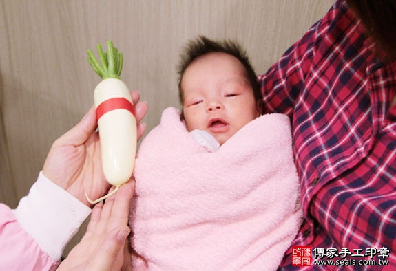 剃胎毛、滿月剃頭、嬰兒剃頭、嬰兒理髮、嬰兒剃髮、嬰兒剃胎毛、嬰兒滿月剃頭、寶寶剃頭、剃胎毛儀式、剃胎毛吉祥話、滿月剃頭儀式、滿月剃頭吉祥話、寶寶剃胎毛、寶寶滿月剃頭理髮、 新北板橋區剃胎毛、新北板橋區滿月剃頭、 新北板橋區嬰兒剃頭剃胎毛、新北板橋區嬰兒理髮、新北板橋區嬰兒剃髮、馮寶寶(新北板橋區到府嬰兒寶寶滿月剃頭理髮、免費到府嬰兒剃胎毛儀式吉祥話)。到府剃頭剃胎毛主持、專業拍照、DVD光碟、證書。★購買「臍帶章、肚臍章、胎毛筆刷印章」贈送：剃頭、收涎、抓周，三選一。2016.01.03 照片9